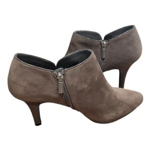 Bandolino Batyard Gray Suede Leather Heeled Booties 11M Side Zip Chic Fall Look